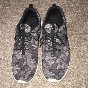 men’s dark gray tropical print roshes